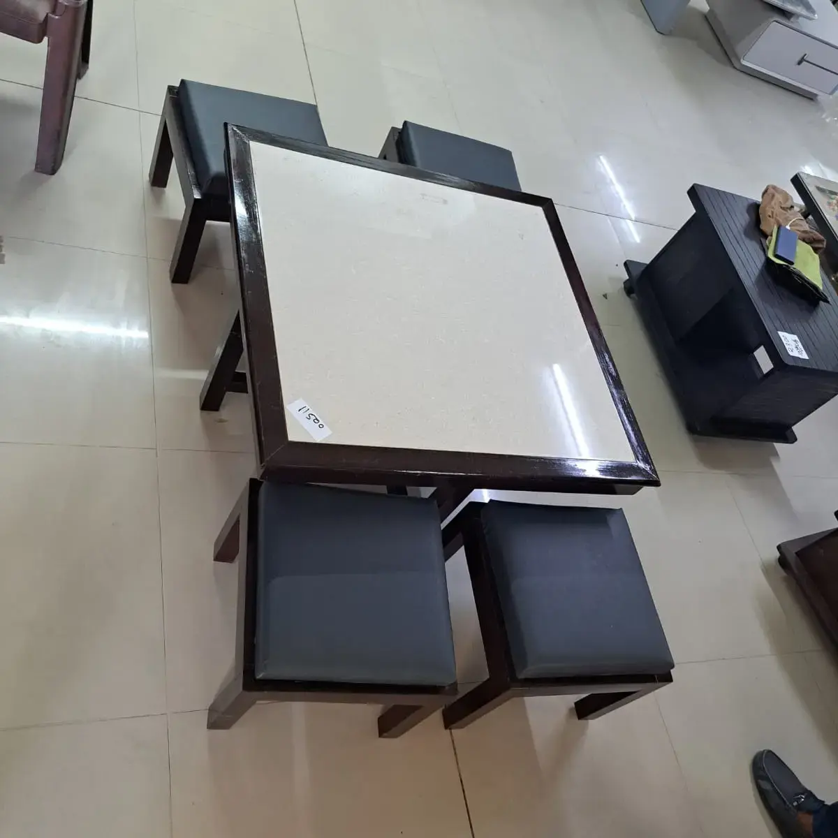 Plywood Centre Table With 4 Puffy