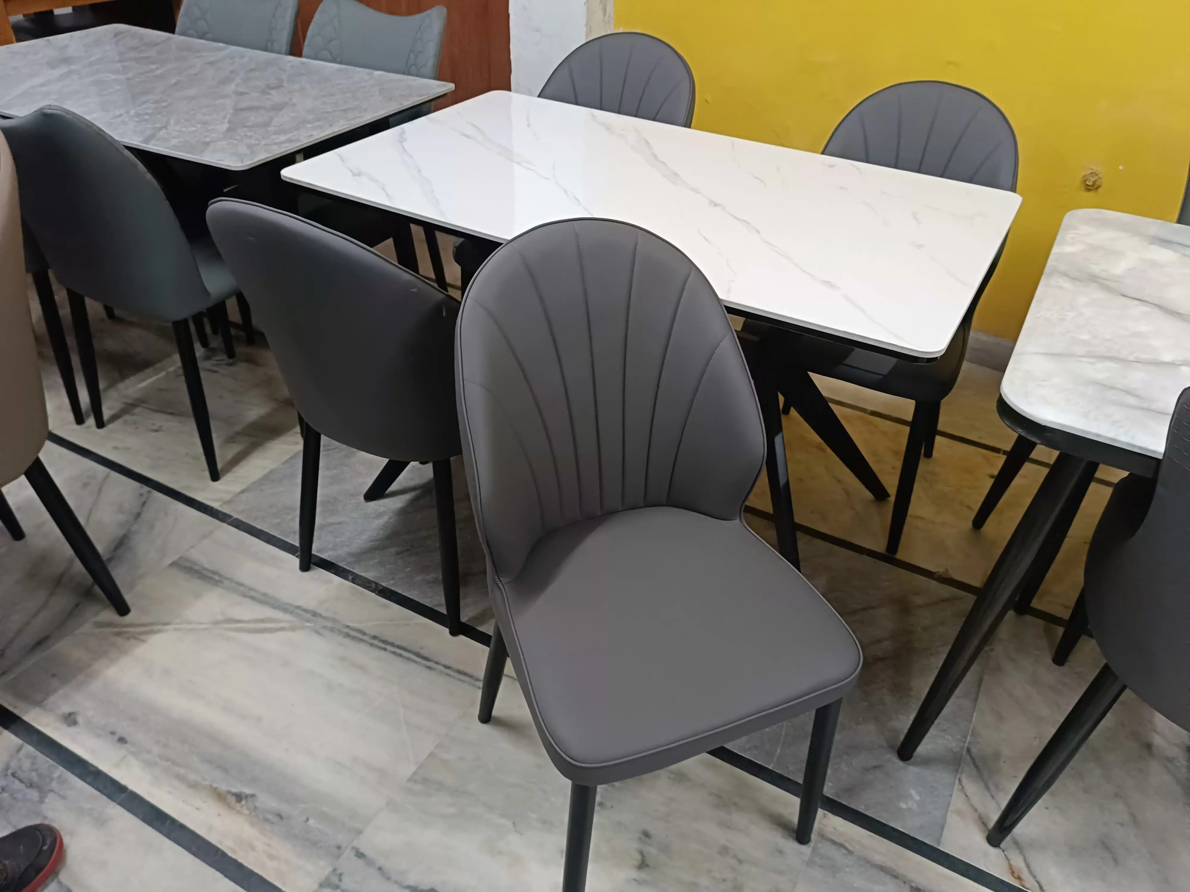 Imp dining table 323 modal